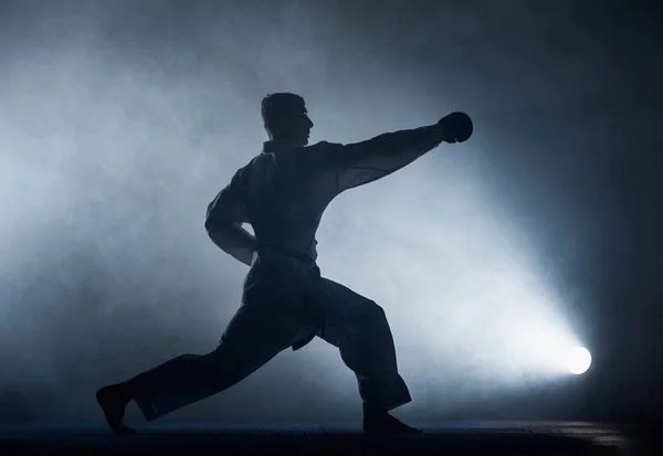 Fiatalember Karate Mozdulatait Gyakorolja Fehér Kimonót Kék Övet — Stock Fotó