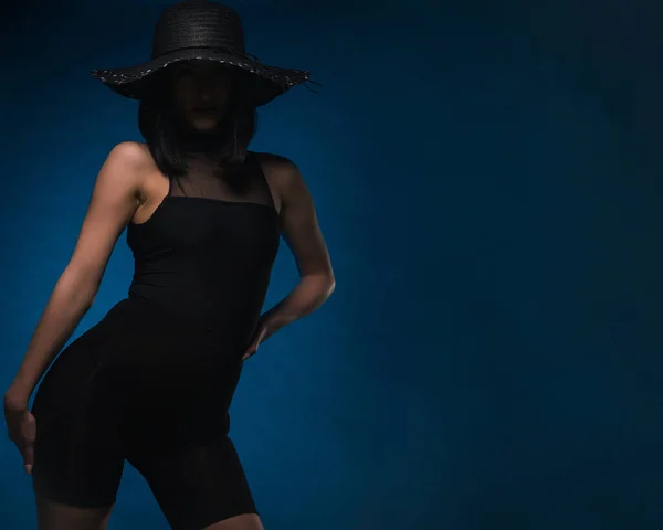 Sexy Meisje Heeft Een Perfecte Houding Set Haar Zwarte Outfit — Stockfoto