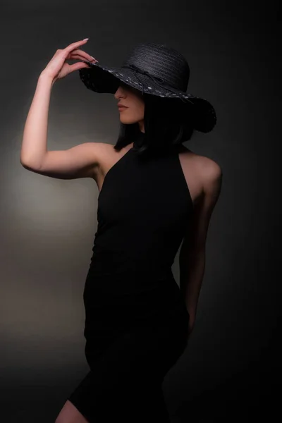 Chica Misteriosa Elegante Está Posando Vestido Negro Sombrero Estudio — Foto de Stock