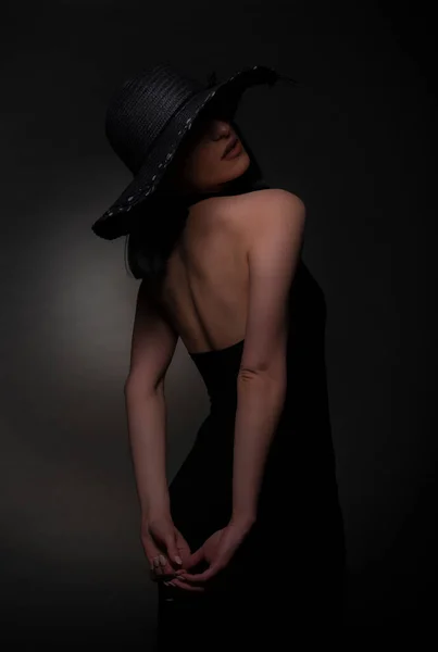 Zarif Kız Siyah Elbise Giyip Poz Verirken Güzel Kollarını Gösteriyor — Stok fotoğraf