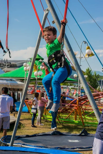 Pequeño Niño Alegre Jugando Divirtiéndose Trampolín Bungee —  Fotos de Stock