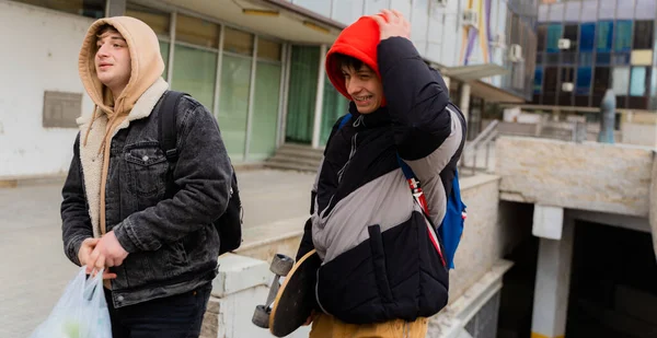 Groupe Amis Étonnants Attrayants Montent Les Escaliers Tout Souriant — Photo