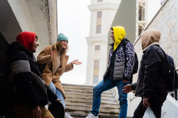 Groupe Amis Étonnants Attrayants Ont Une Discussion Dans Les Escaliers — Photo