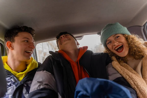 Groupe Amis Étonnants Attrayants Rient Dans Voiture Tous Ensemble — Photo