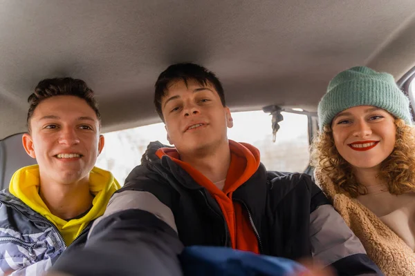 Fantastiska Och Vackra Unga Grupp Vänner Tar Selfie Bilen Tillsammans — Stockfoto