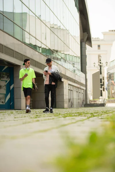 Due Migliori Amici Stanno Camminando Insieme Mentre Parlano Controllano Loro — Foto Stock