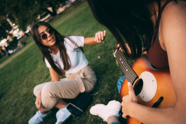Menina Bonita Incrível Está Pedindo Seu Amigo Para Guitarra Enquanto — Fotografia de Stock