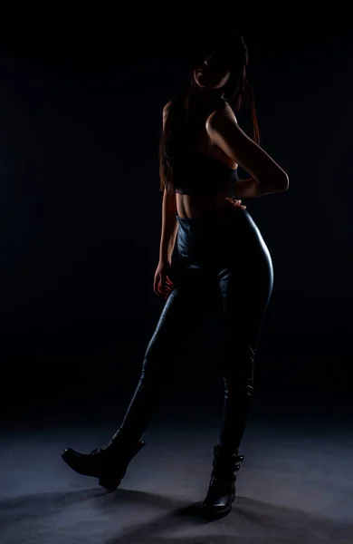 Silhouet Van Aantrekkelijk Meisje Poseert Terwijl Gekleed Alle Zwarte Kleren — Stockfoto