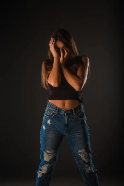 Chica Joven Atractiva Está Posando Estudio Sobre Fondo Gris Mientras — Foto de Stock