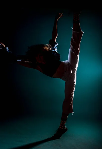 Mujer Joven Con Estilo Que Practica Poses Danza Estilo Moderno — Foto de Stock