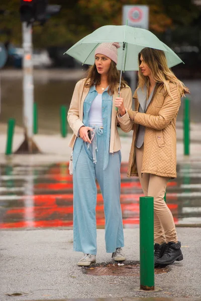 Duas Amigas Incríveis Bonitas Estão Conversando Enquanto Desfrutam Chuva Sob — Fotografia de Stock