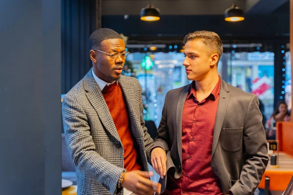 Två Stiliga Och Multirasistiska Affärsman Diskuterar — Stockfoto