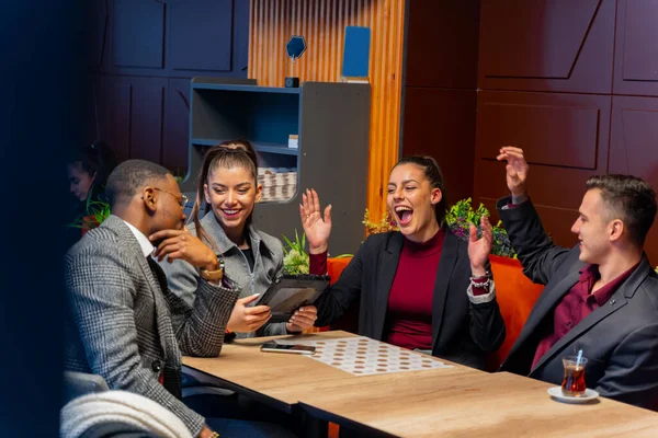 Groep Multiraciale Zakenmensen Lacht — Stockfoto