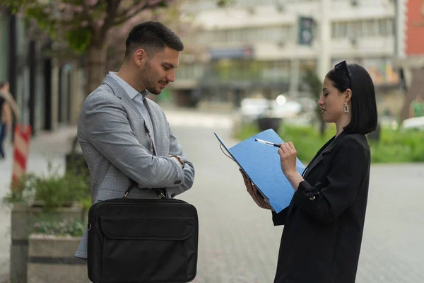 Zwei Städtische Geschäftsleute Unterhalten Sich Beim Nachdenken Über Die Pläne — Stockfoto