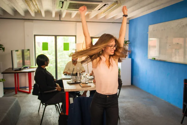 Feliz Jefe Femenino Está Saltando Siendo Muy Positve Mientras Que —  Fotos de Stock