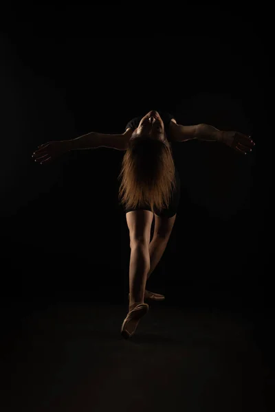 Silhouette Balerina Meghajlítja Hátát Pointe Cipőben — Stock Fotó