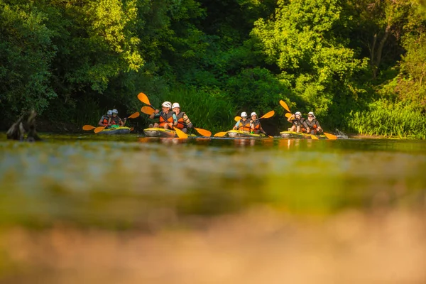 Grupo Amigos Están Haciendo Kayak Juntos Mientras Echan Vistazo Puesta —  Fotos de Stock