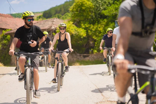 Egy Baráti Társaság Jól Érzi Magát Együtt Biciklizés Közben — Stock Fotó