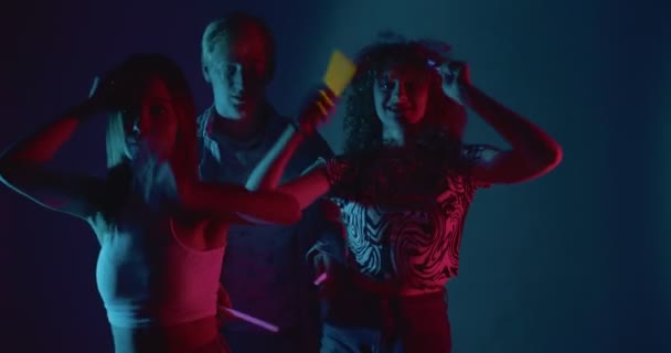 Bir Grup Arkadaş Şarkılarıyla Dans Ediyorlar — Stok video
