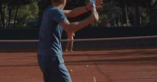 Jongeman Tennissen Met Een Vriend — Stockvideo