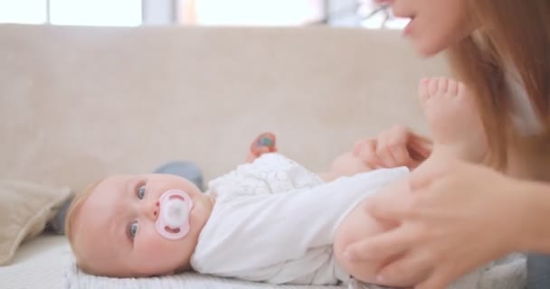 Söt Och Bedårande Baby Gråter Medan Mamman Leker Med Barnet — Stockvideo