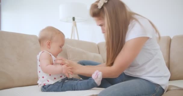 Jeune Mère Chatouillant Prenant Soin Son Bébé — Video