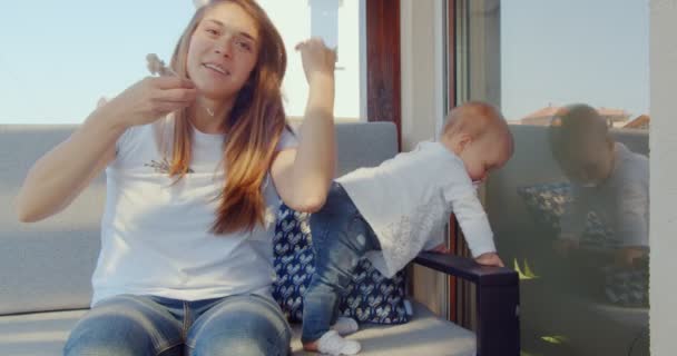 Vacker Och Omtänksam Mamma Fixar Håret Medan Hon Tar Hand — Stockvideo