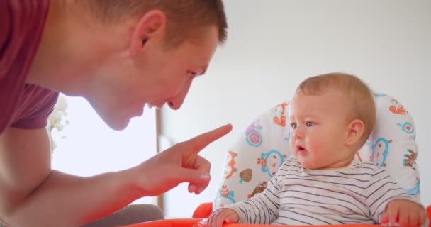 Stilig Far Sjunger För Sin Söta Lilla Dotter — Stockvideo