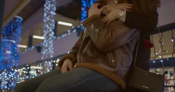 Симпатична Красива Пара Присідає Сидячи Лавці Торговому Центрі Низький Ангел — стокове відео