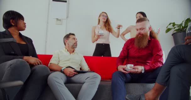 Gruppe Multiethnischer Geschäftsleute Macht Kaffeepause Ihrem Büro Während Sie Miteinander — Stockvideo