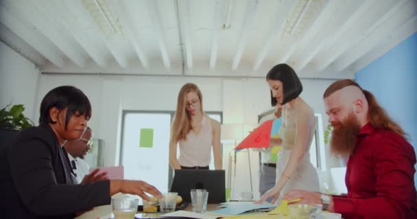Wielorasowi Biznesmeni Zbierają Kolorowe Arkusze Następnego Projektu Zwolnionym Tempie — Wideo stockowe