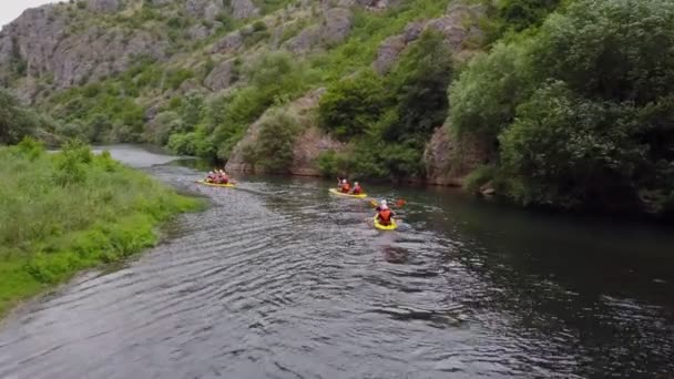 Bir Grup Arkadaş Nehirde Kano Yaparken Harika Vakit Geçiriyorlar — Ücretsiz Stok Video