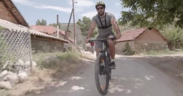 Gruppo Amici Sono Bicicletta Insieme Sulla Strada Del Villaggio Pur — Video Stock