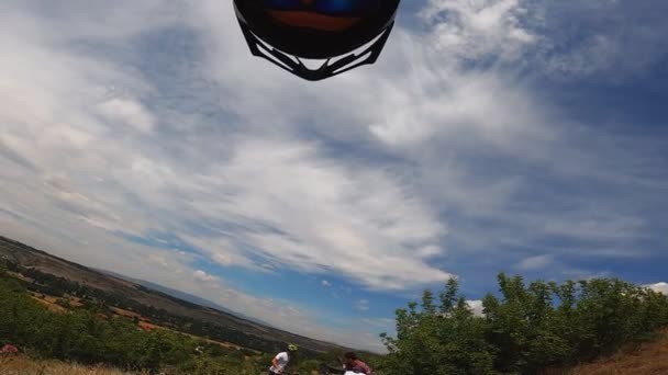 Grupo Pessoas Que Pedalam Juntas Estrada Montanha Verão Visão Primeira — Vídeo de Stock