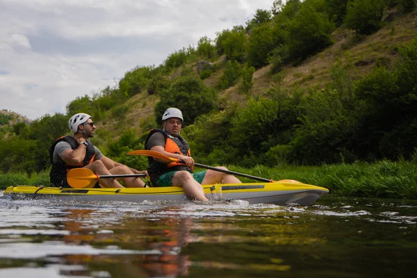 Senior Male Trying Get Kayak While Handsome Guy Waiting Him — Stock Photo, Image