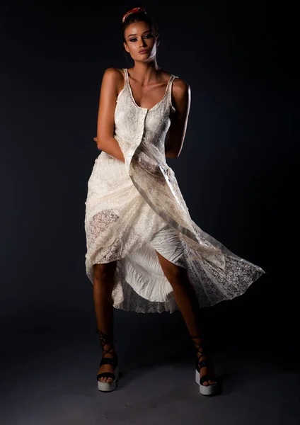 Retrato Una Bonita Joven Con Vestido Claro Pie Sobre Fondo — Foto de Stock