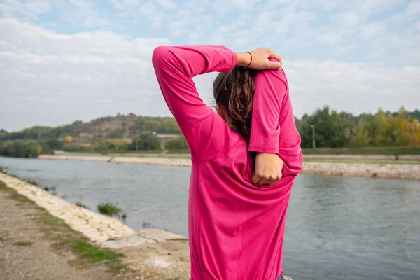 Aantrekkelijk Adn Mooi Meisje Stretching Haar Arm Van Achteren Voor — Stockfoto