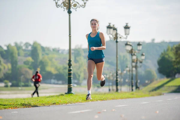 Приваблива Приваблива Дівчина Прив Язана Посміхається Бігає Перед Тренуванням — стокове фото