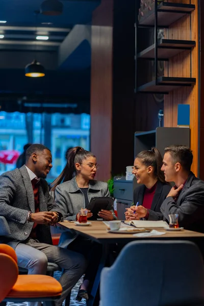 Groep Van Multiraciale Zakenmensen Glimlachen Samen Terwijl Praten — Stockfoto