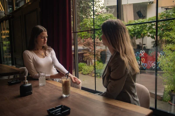 Dos Hermanas Increíbles Atractivas Están Teniendo Una Conversación Sobre Los — Foto de Stock