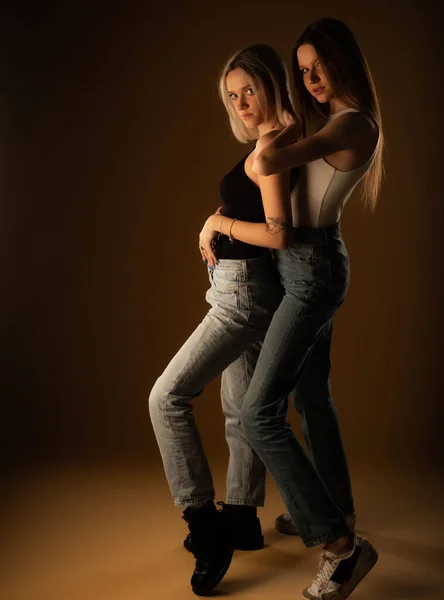 Dwa Niesamowite Atrakcyjne Dziewczyny Przyjaciele Pozowanie Razem Studio Żółtym Tle — Zdjęcie stockowe