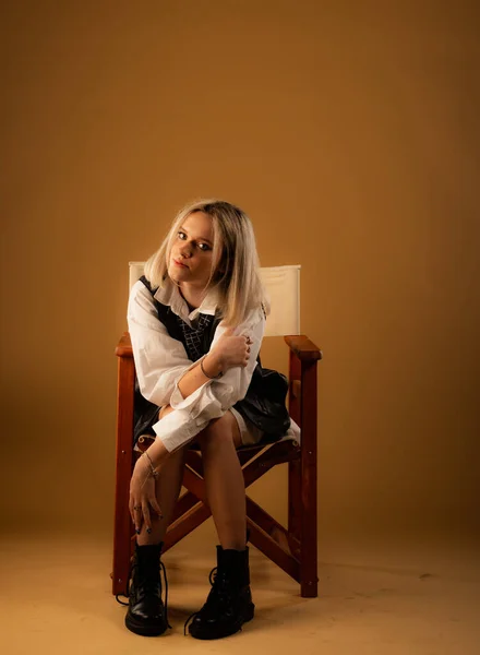 Attraktive Und Erstaunliche Junge Mädchen Posiert Auf Dem Stuhl Allein — Stockfoto