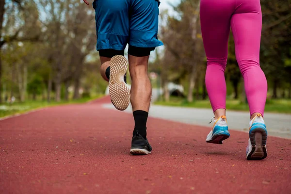Koşan Spor Koşucusu Çift Koşuyor Erkek Kadın Sporcu Açık Havada — Stok fotoğraf