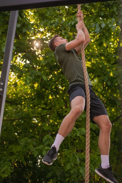 Handsome Well Uild Guy Doing Climbing Rope Exercise — Stock Photo, Image