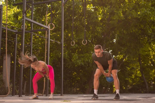 Belo Doce Casal Está Fazendo Exercício Elevação Juntos — Fotografia de Stock