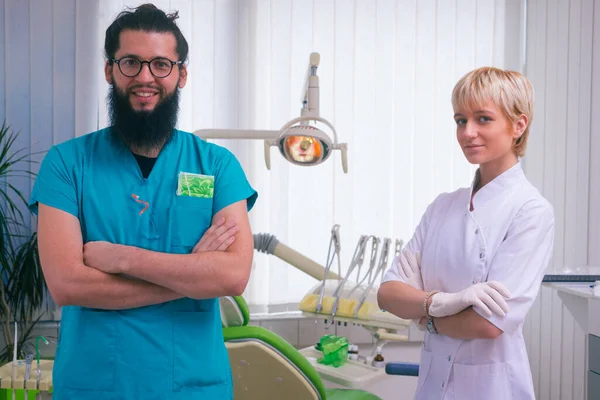 Dentiste Barbu Souriant Debout Avec Belle Jeune Collègue Dans Leur — Photo