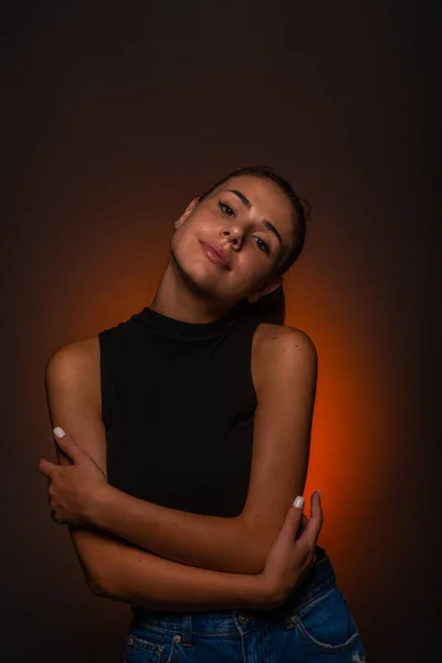 Attractive Beautiful Young Girl Posing Studio Her Arms Crossed — Stock Photo, Image