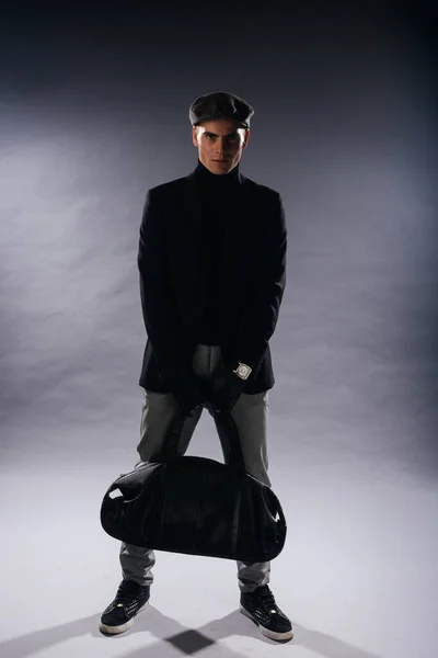 Retrato Jovem Com Queixo Afiado Vestindo Boné Newsboy Segurando Saco — Fotografia de Stock