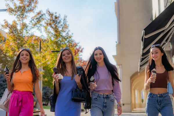 Quatre Filles Étonnantes Sourient Marchent Tout Appréciant Crème Glacée Dans — Photo