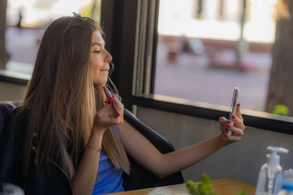Erstaunliche Und Attraktive Mädchen Sucht Sich Telefon Während Sie Ihr — Stockfoto